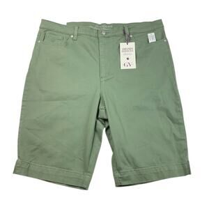 Gloria Vanderbilt Amanda Bermuda Shorts Women’s 18 Green Sage Slimming